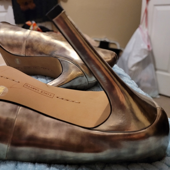 VINCE CAMUTO KAIN GOLD METALLIC PUMP - Picture 15 of 16